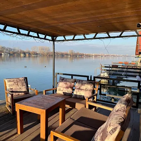 بيت للعطل The Nest Raft
