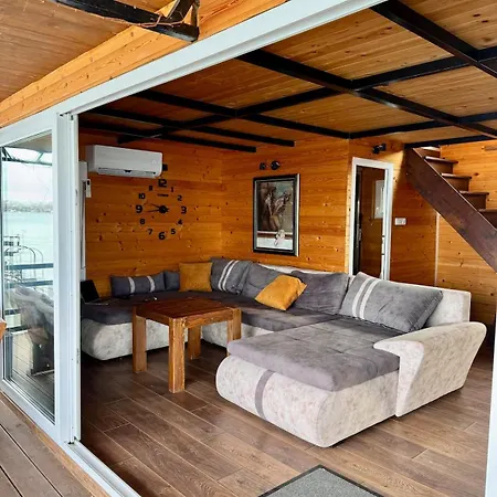 The Nest Raft Holiday home *